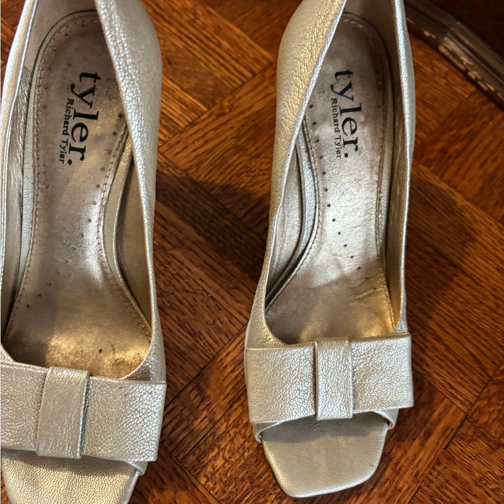 Richard Tyler Silver Peep-Toe Heels with Elegant Bow